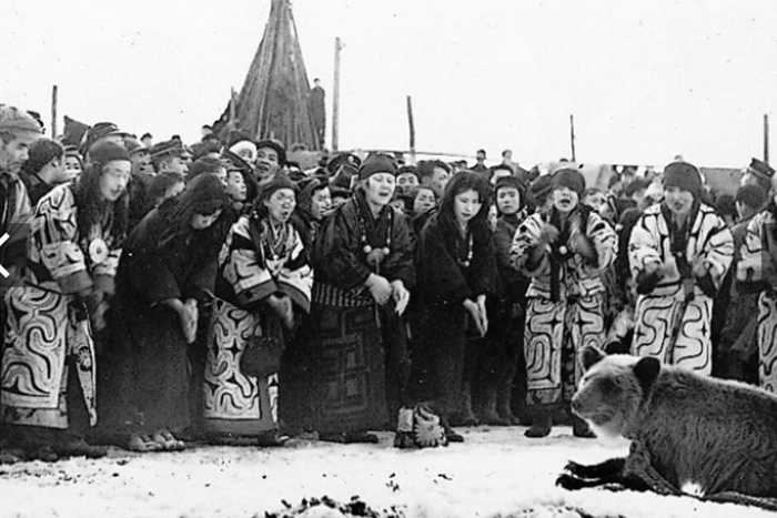 A relação do povo ainu e os ursos e o ritual Iyomante