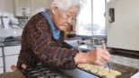 Com 100 anos de idade, idosa administra sozinha sua loja de takoyaki no Japão