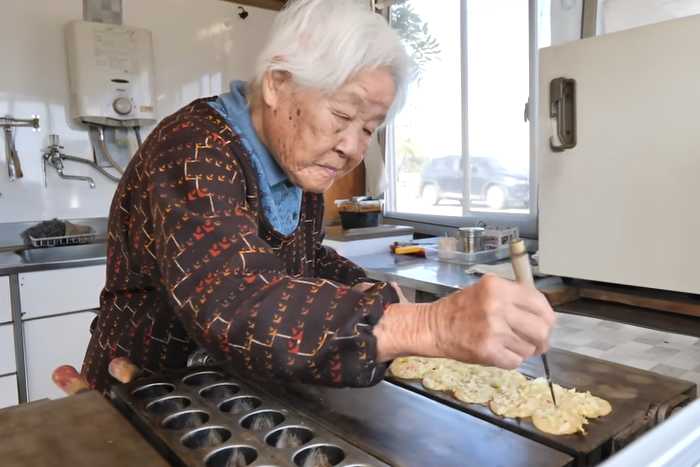 Com 100 anos de idade, idosa administra sozinha sua loja de takoyaki no Japão