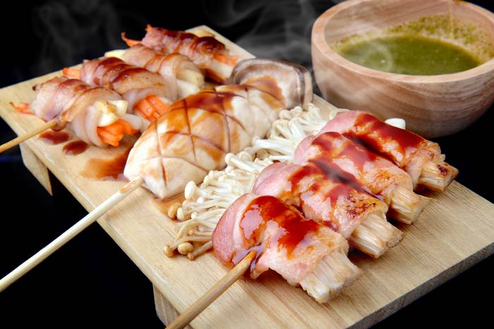 Enoki enrolado com bacon, popular em Izakayas 