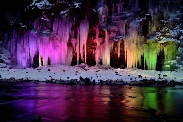 Estalactites de gelo iluminadas de Misotsuchi 
