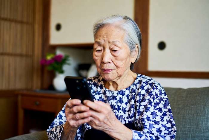 Idosas no Japão golpes alerta