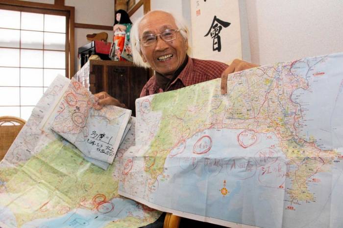 Sem GPS e com mapa de papel: a travessia de bicicleta de um octogenário japonês