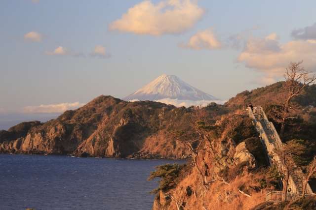 O Monte Fuji pode ser visto a partir das falésias em Koganezaki Park 