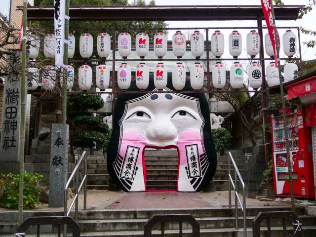 A maior máscara de Otafuku do Japão no Santuário Kushid