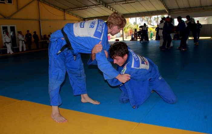 Atletas treinando judô no Brasil