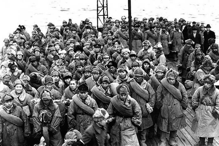 Soldados que retornam do internamento desembarcam no porto de Maizuru (1946)