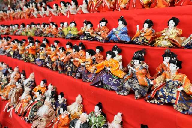 Conheça o Katsuura Big Hina Matsuri, festival em Chiba que exibe milhares de bonecas tradicionais Hina em escadarias, templos e ruas da cidade.