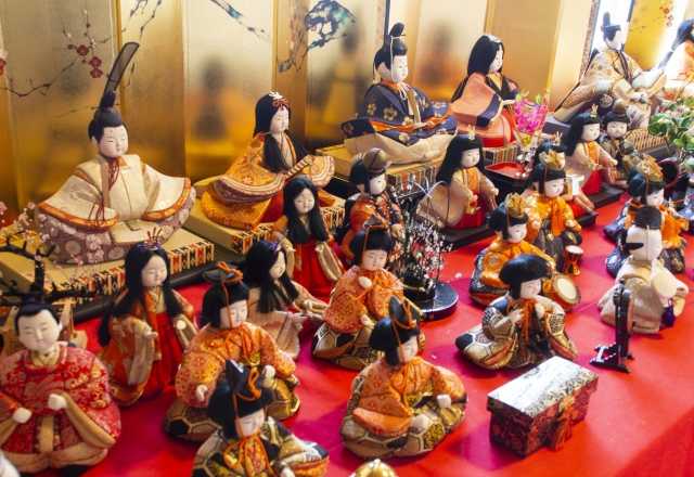 As bonecas Kimekomi são uma forma de artesanato japonês tradicional, reconhecidas como um importante Patrimônio Cultural Imaterial do Japão