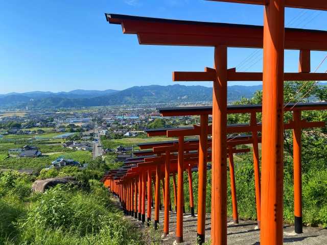 Conheça o Santuário Ukiha Inari em Fukuoka, famoso por seus torii vermelhos nas montanhas.
