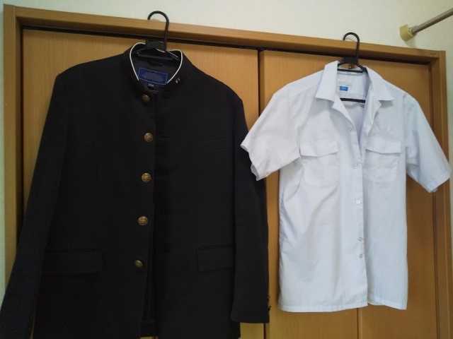 Uniforme escolar masculino de verão e inverno (gakuran) no Japão 
