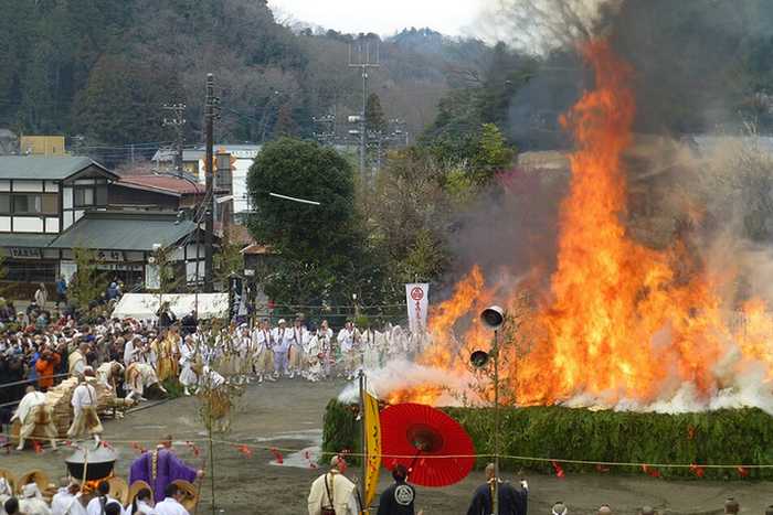 Hiwatari Matsuri, o impressionante ritual de caminhar sobre o fogo no Japão no Templo Takaosan Yakuoin