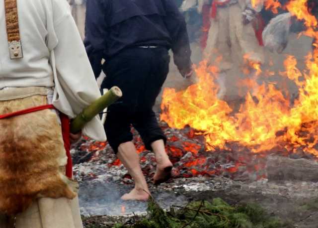 Hiwatari Matsuri, o impressionante ritual de caminhar sobre o fogo no Japão no Templo Takaosan Yakuoin