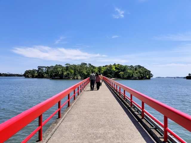 A ponte vermelha que leva até a pequena ilha de Fukuura Island.