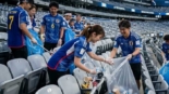 Atokatazuke, o conceito japonês que explica por que a torcida do Japão limpa as arquibancadas após os jogos