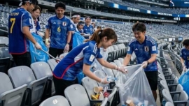 Atokatazuke, o conceito japonês que explica por que a torcida do Japão limpa as arquibancadas após os jogos