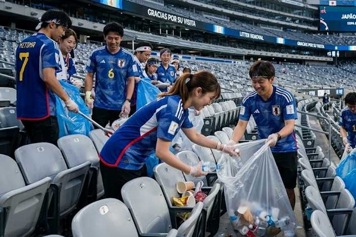 Atokatazuke, o conceito japonês que explica por que a torcida do Japão limpa as arquibancadas após os jogos