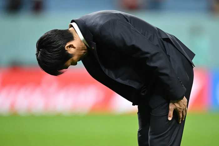 Hajime Moriyasu, técnico do Japão, faz reverência à torcida após eliminação