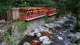 Kawadoko, os restaurantes suspensos construídos sobre o leito de um riore Rios no Japão