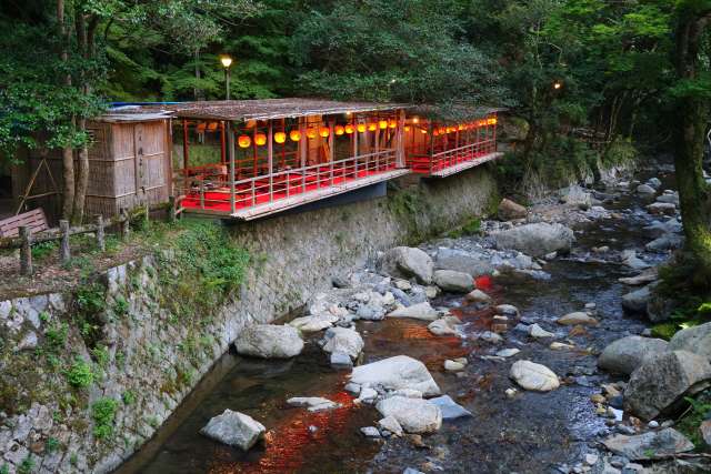 Kawadoko, os restaurantes suspensos construídos sobre o leito de um riore Rios no Japão