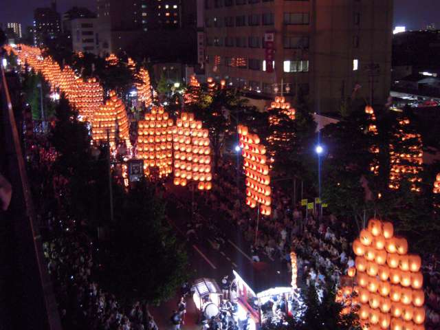 O Akita Kantō Matsuri (秋田竿燈まつり) acontece anualmente entre 3 e 6 de agosto. É considerado um dos Três Grandes Festivais de Tōhoku, ao lado do Nebuta Matsuri e do Sendai Tanabata Matsuri.