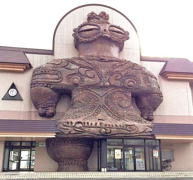 Estação Kizukuri: a curiosa estação de trem de Aomori inspirada nos misteriosos Dogū da Pré-História japonesa 