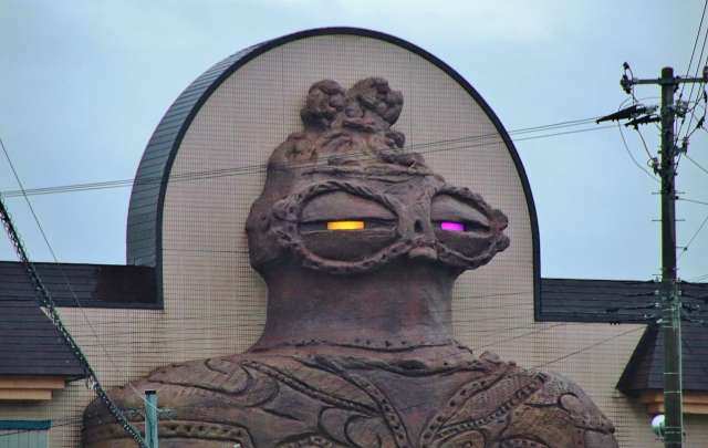 Estação Kizukuri, em Aomori onde o gigantesco Dogū se iluminam automaticamente ao anoitecer.