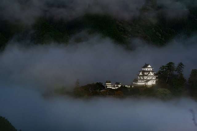 O Castelo de Gujo Hachiman é chamado de o Castelo do Céu por que nas primeiras horas da manhã fica envolto por nuvens