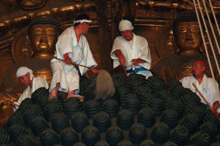 O-mi Nugui - a tradicional limpeza anual do Grande Buda do Tōdai-ji em Nara
