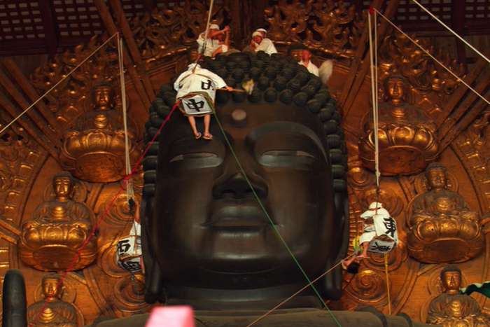O-mi Nugui - a tradicional limpeza anual do Grande Buda do Tōdai-ji em Nara