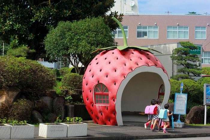 Os inusitados e adoráveis pontos de ônibus em formato de frutas no Japão