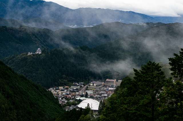 Vista de Gujo Hachiman com o castelo no fundo