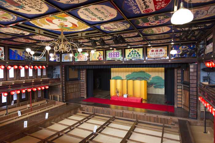 Yachiyo-za, um teatro histórico de Kabuki localizado na cidade de Yamaga, Prefeitura de Kumamoto, Japão 