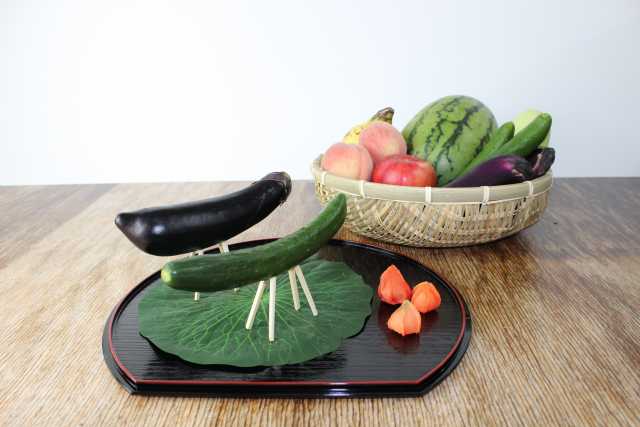 Cavalos e bois de pepino e berinjela no Obon japonês