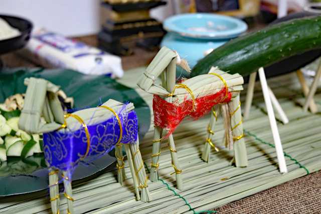 Cavalos e bois de pepino e berinjela no Obon japonês