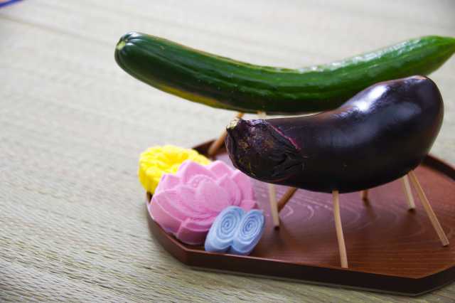 Cavalos e bois de pepino e berinjela no Obon japonês