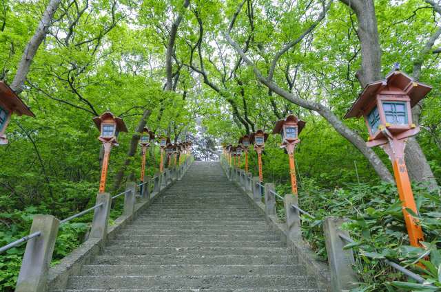 Escadaria de 96 degraus no Santuário Takayama Inari, Aomori 
