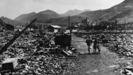 Nagasaki após o lançamento da bomba atômica em 9 de agosto de 1945