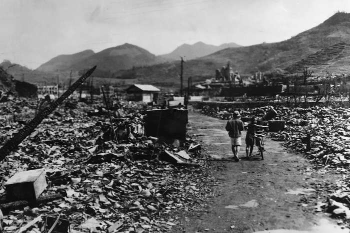 Nagasaki após o lançamento da bomba atômica em 9 de agosto de 1945