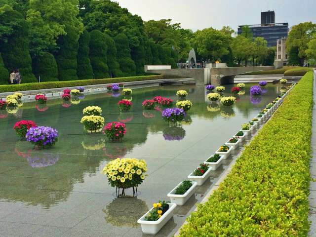 Oleandros decorando o Parque Memorial da Paz em Hiroshima 