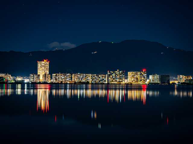 Paisagem noturna da cidade de Otsu e praia de Omi-Maiko, Lago Biwa em Shiga