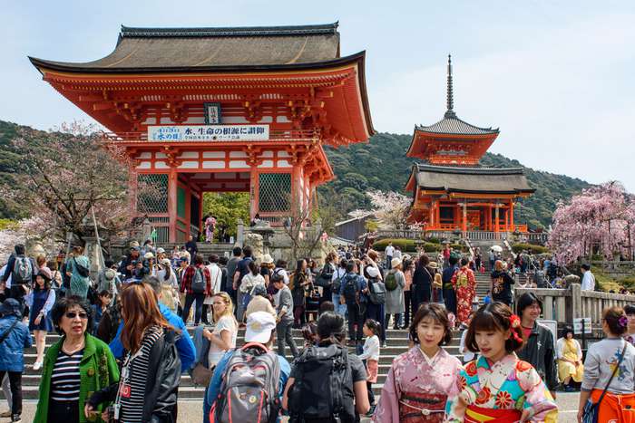Turistas visitam o famoso templo budista Kiyomizu-dera em Kyoto