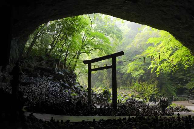 Ama-no-Iwato, a Caverna Celestia