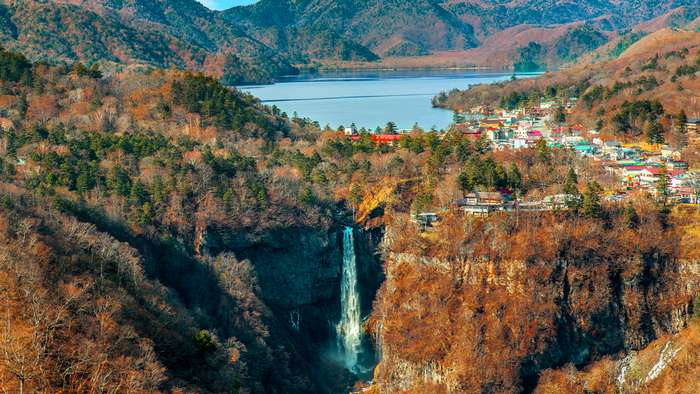 Lago Chuzenji com Cachoeira Kegon no Parque Nacional Nikko