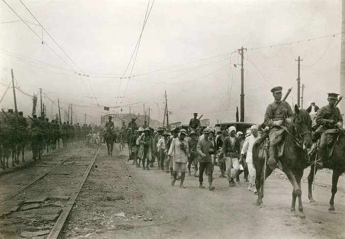 Massacre de Kanto: Coreanos sendo escoltados pela cavalaria do exército. 