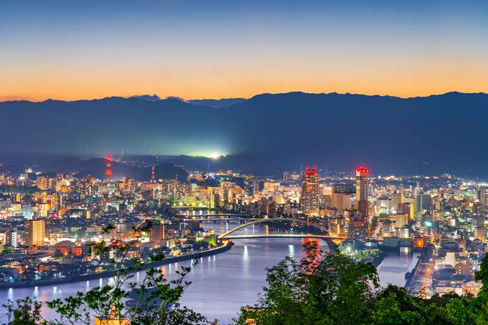 Kochi, Shikoku, Japão skyline centro da cidade ao entardecer