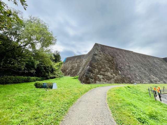 Muralhas de pedra das ruínas do Castelo de Sendai 