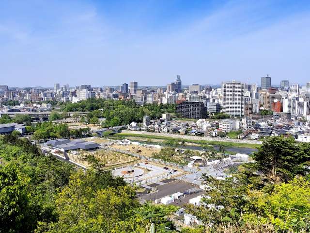 Vista da cidade de Sendai a partir das ruínas do Castelo de Sendai (Castelo de Aoba) 