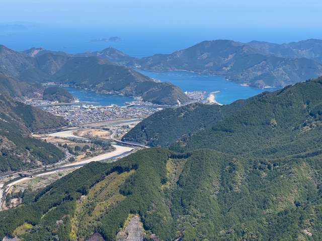 Vista do rio Choshi a partir da montanha Benishiyama, em Kihoku 